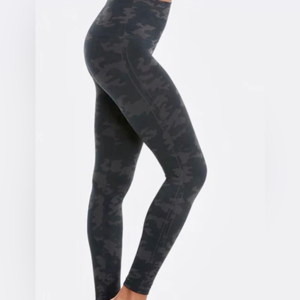 Spanx Look at Me Now Seamless Leggings Camo Women’s Size Small Looks Brand New